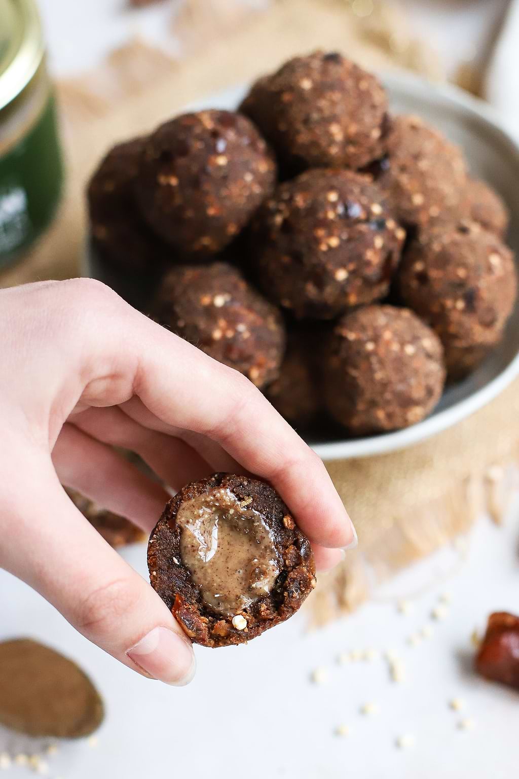 Energy balls aux dattes , cacao et coeur coulant à la purée de pécan 